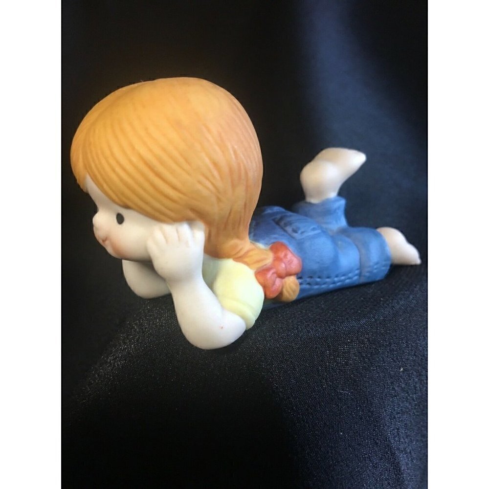 Country Cousins Katie Figurine On Her Belly With Her Bare Foot Up - Enesco 1980